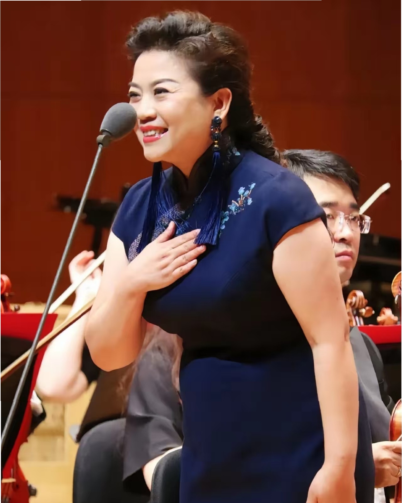 歌唱家张也坦言没结婚不代表没伴侣称女人一生不该只有婚姻