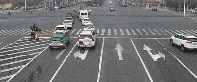 “鬼探头”车祸频发！老司机揭秘3个避险绝招：只要掌握这几点，关键时刻能保命，新手上路必看，别让悲剧重演！-有驾