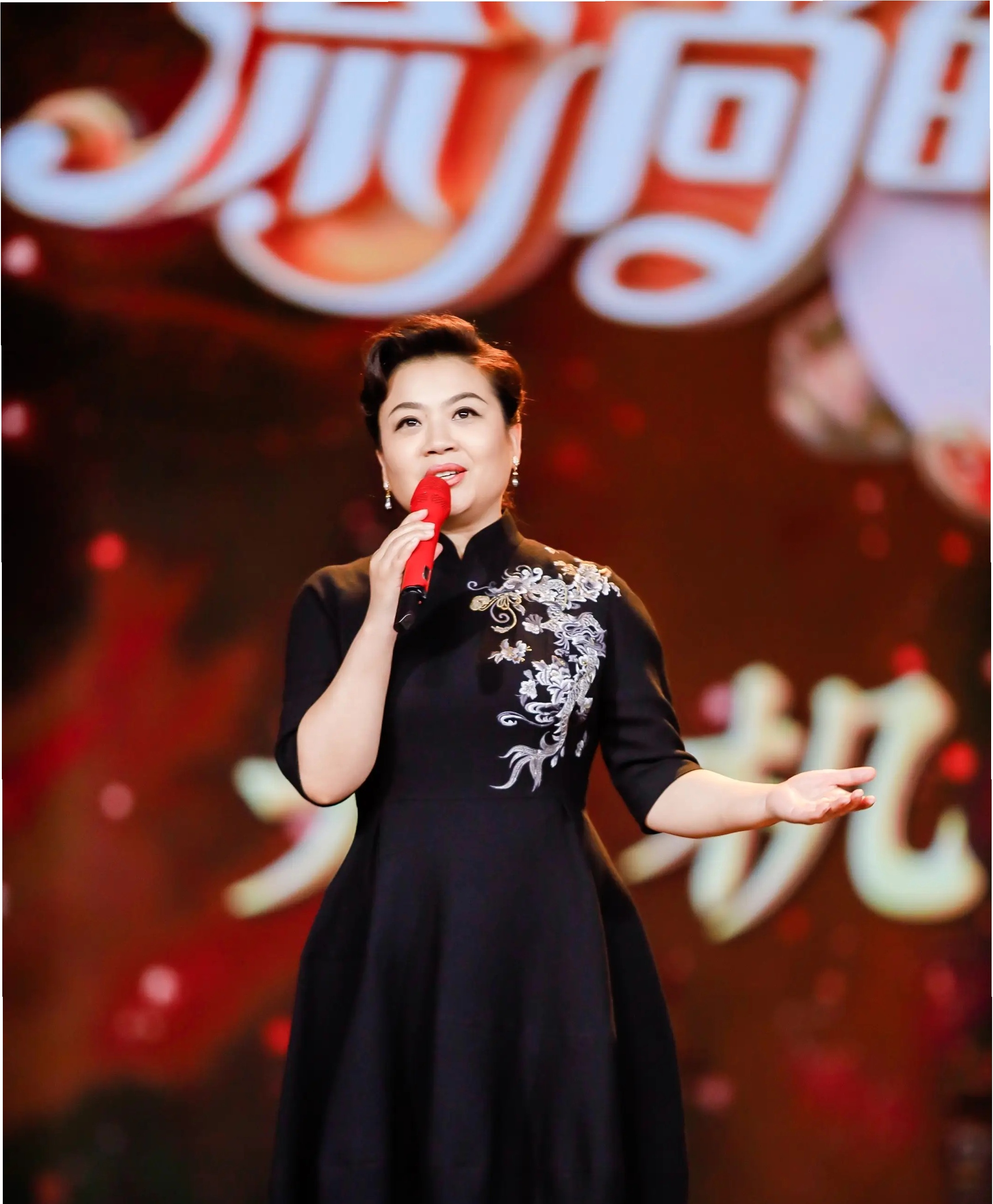 歌唱家张也坦言没结婚不代表没伴侣称女人一生不该只有婚姻
