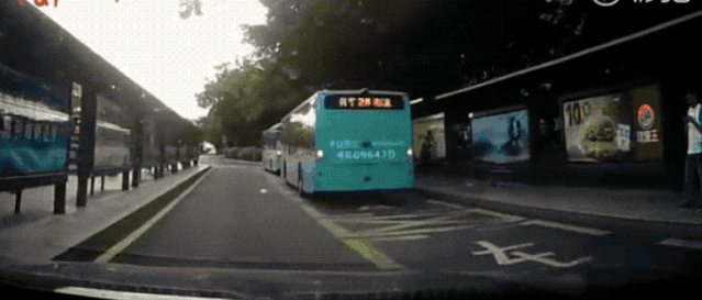 “鬼探头”车祸频发！老司机揭秘3个避险绝招：只要掌握这几点，关键时刻能保命，新手上路必看，别让悲剧重演！-有驾