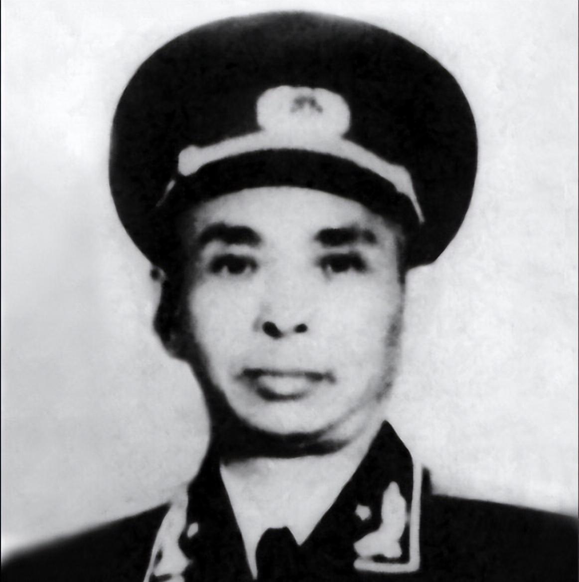 这位百岁将军名叫童陆生他这一生三次被授予少将军衔可惜在59年时被