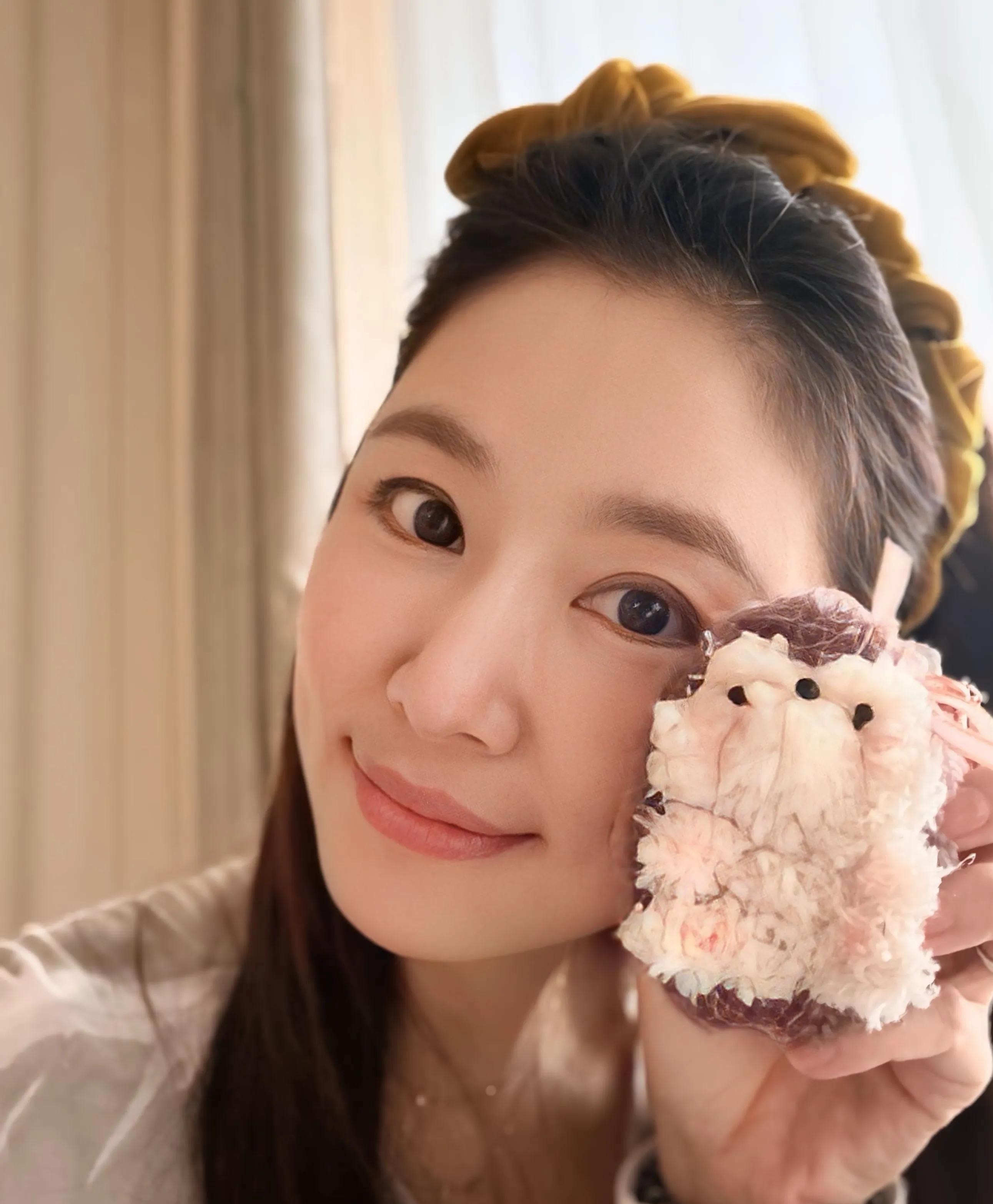 林心如晒女儿送的母亲节礼物小海豚用心准备惊喜表白妈妈超有爱