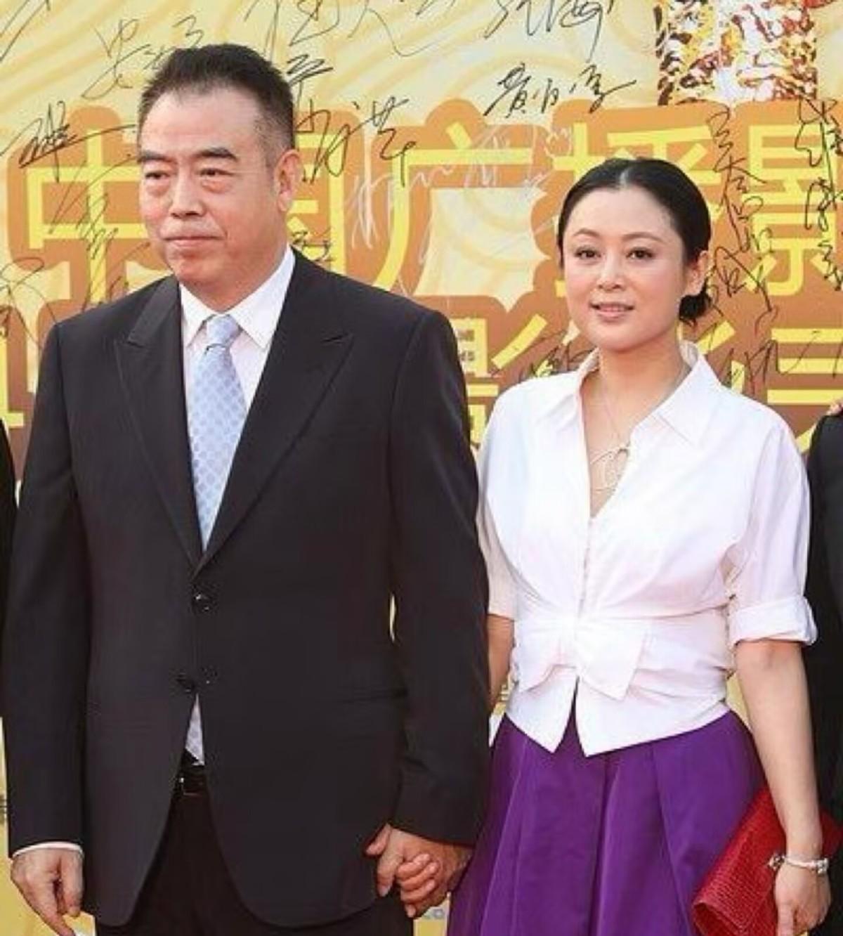 恩爱三十年还是输给现实74岁陈凯歌驼背显老57岁陈红却依旧美艳