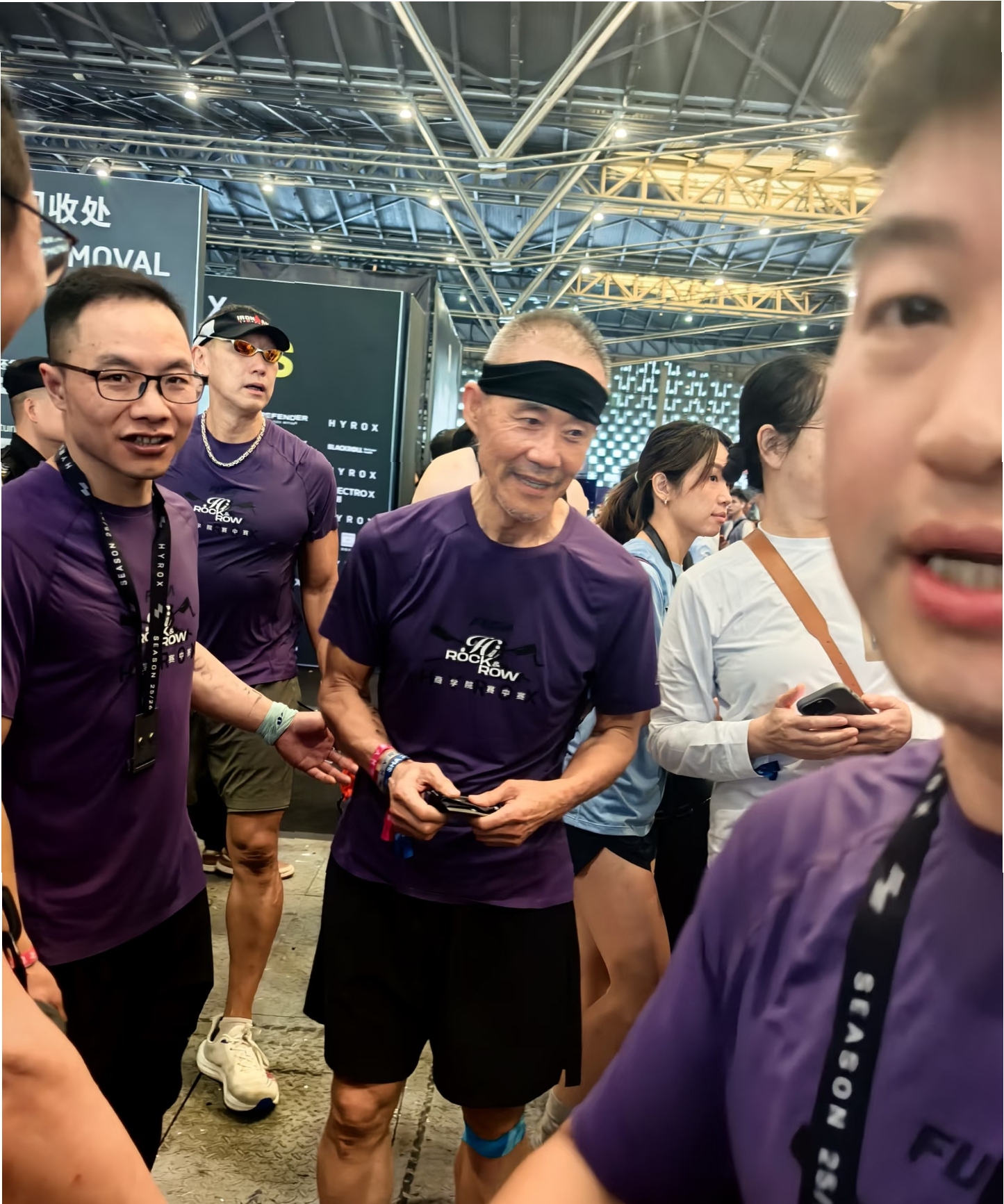 75岁王石须发皆白上海现身动作踉跄45岁田朴珺貌美如花