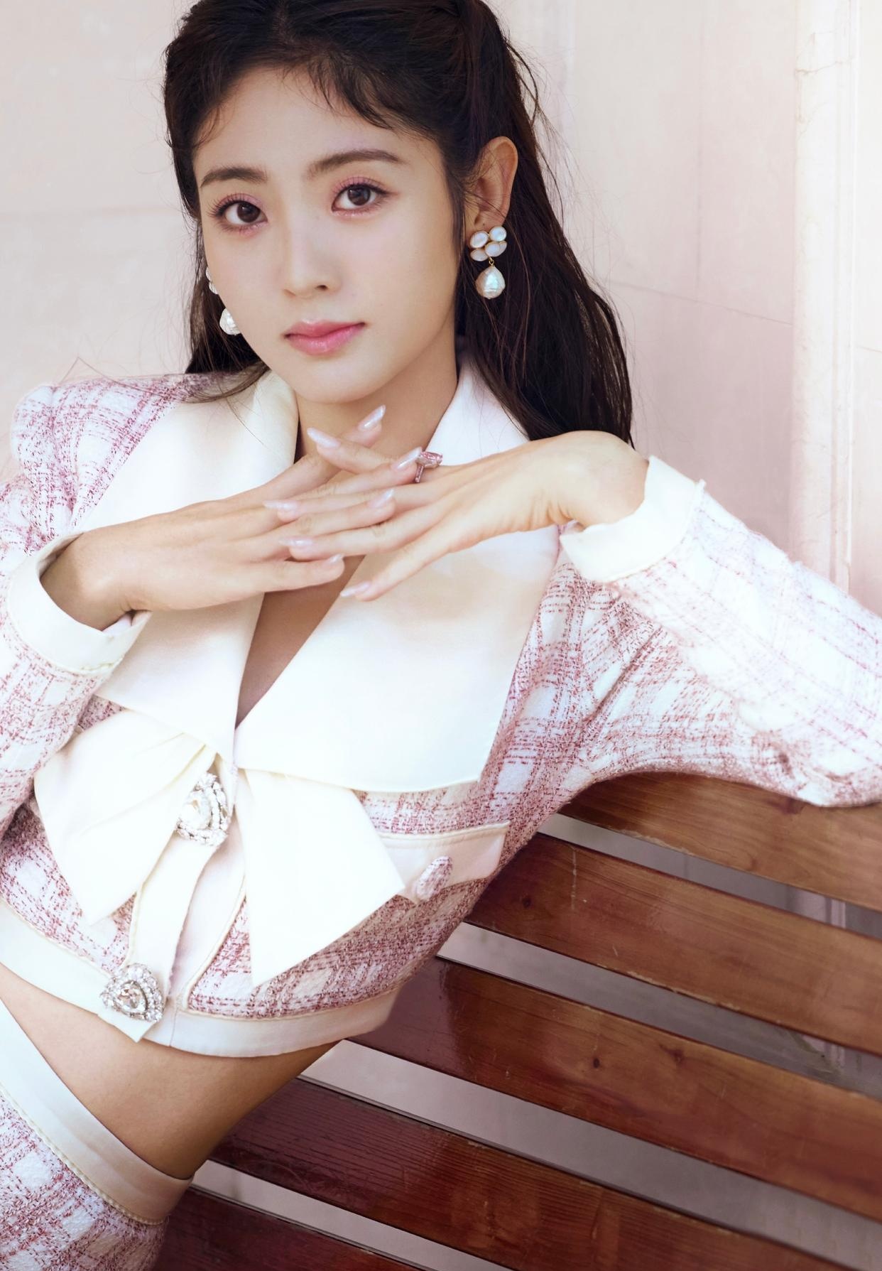 邢菲裸感千金妆搭小香风贵气灵动美到心尖上