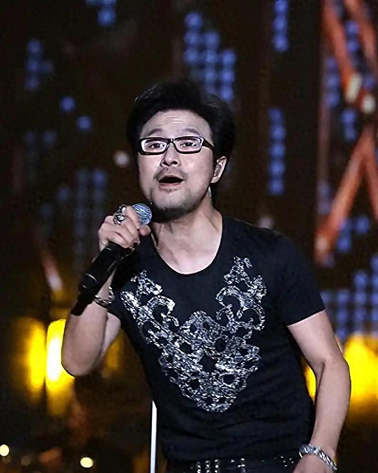 汪峰喜获四子齐聚小苹果酷似葛荟婕次女初亮相幼子面部打码