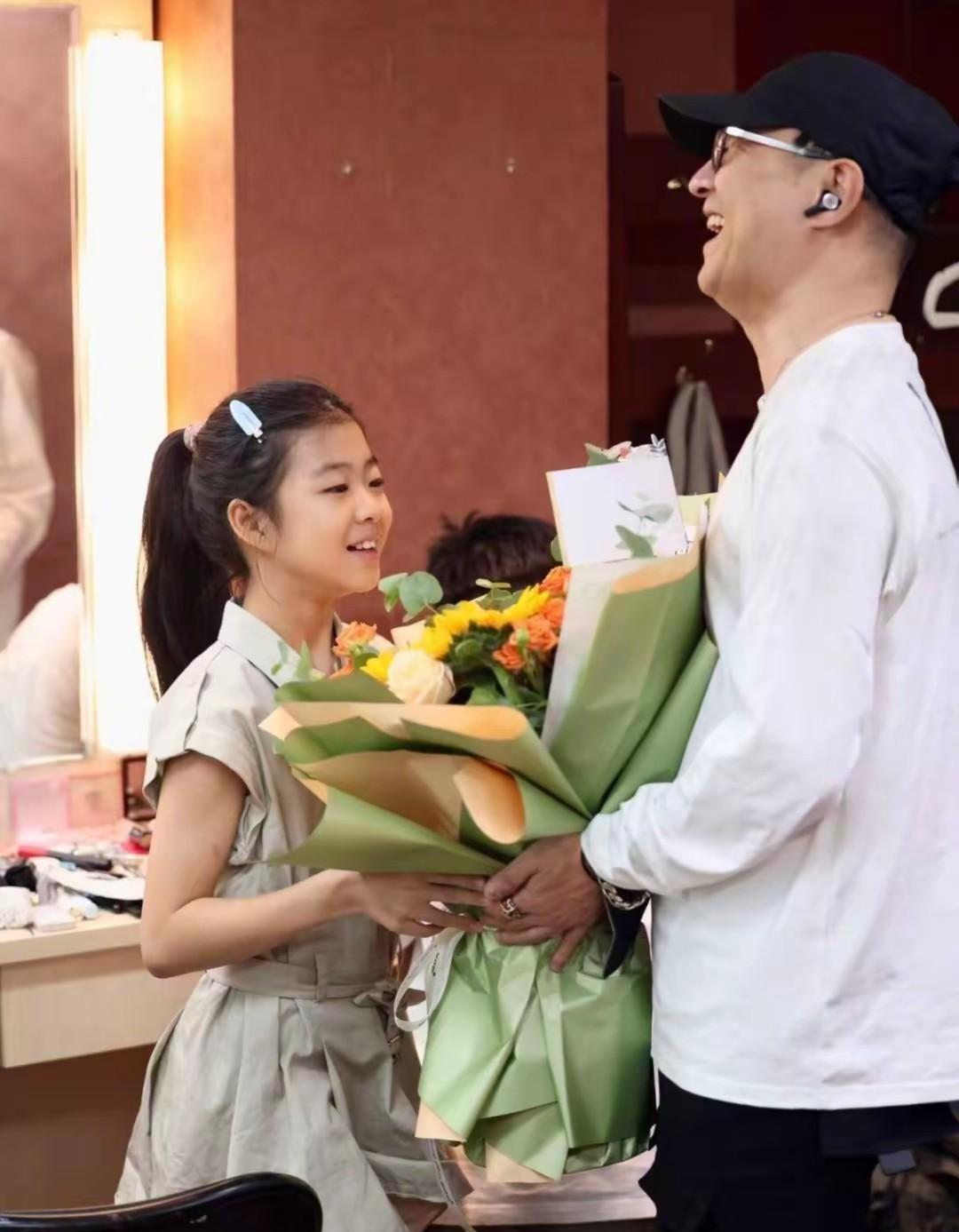 小苹果神似葛荟婕二女儿首度露面幼子脸部打码