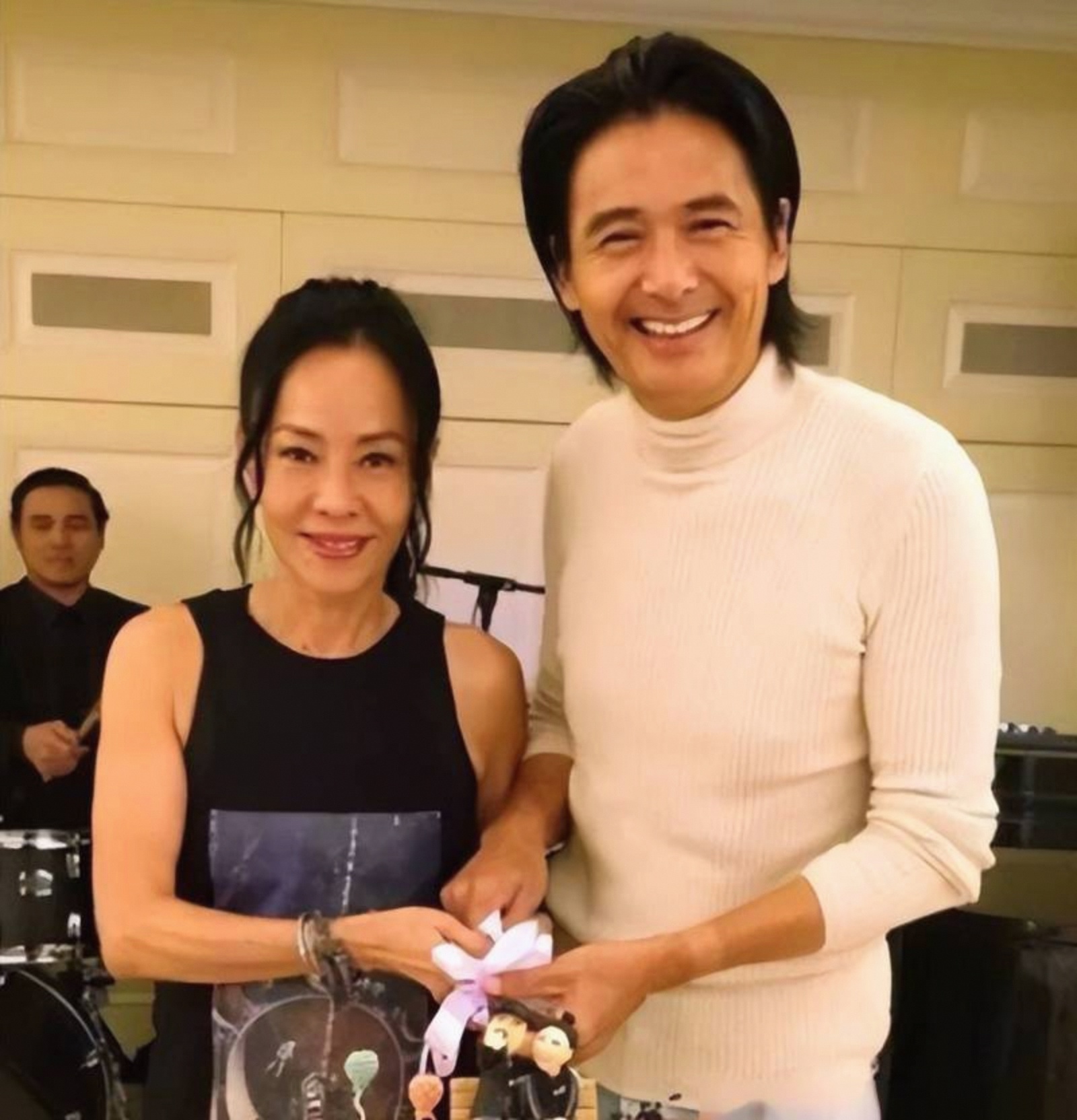 哎哟喂又到男神周润发的挥别青年大日子啦发哥低调与妻犬相伴过生日
