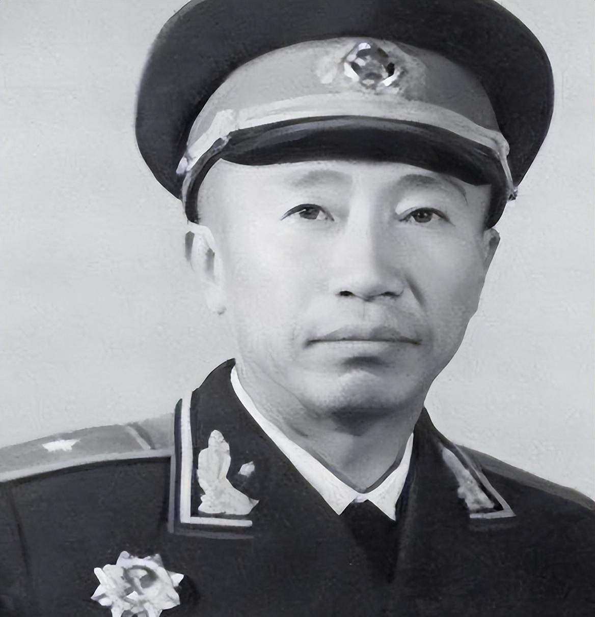 1955年志愿军参谋长被授予少将军衔彭老总非常不满他是少将那我岂