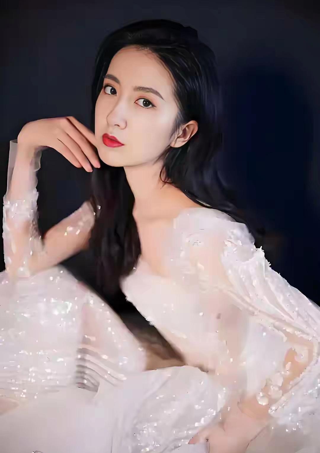 许龄月于五中尽显灵动美艳瞬间俘获众人目光