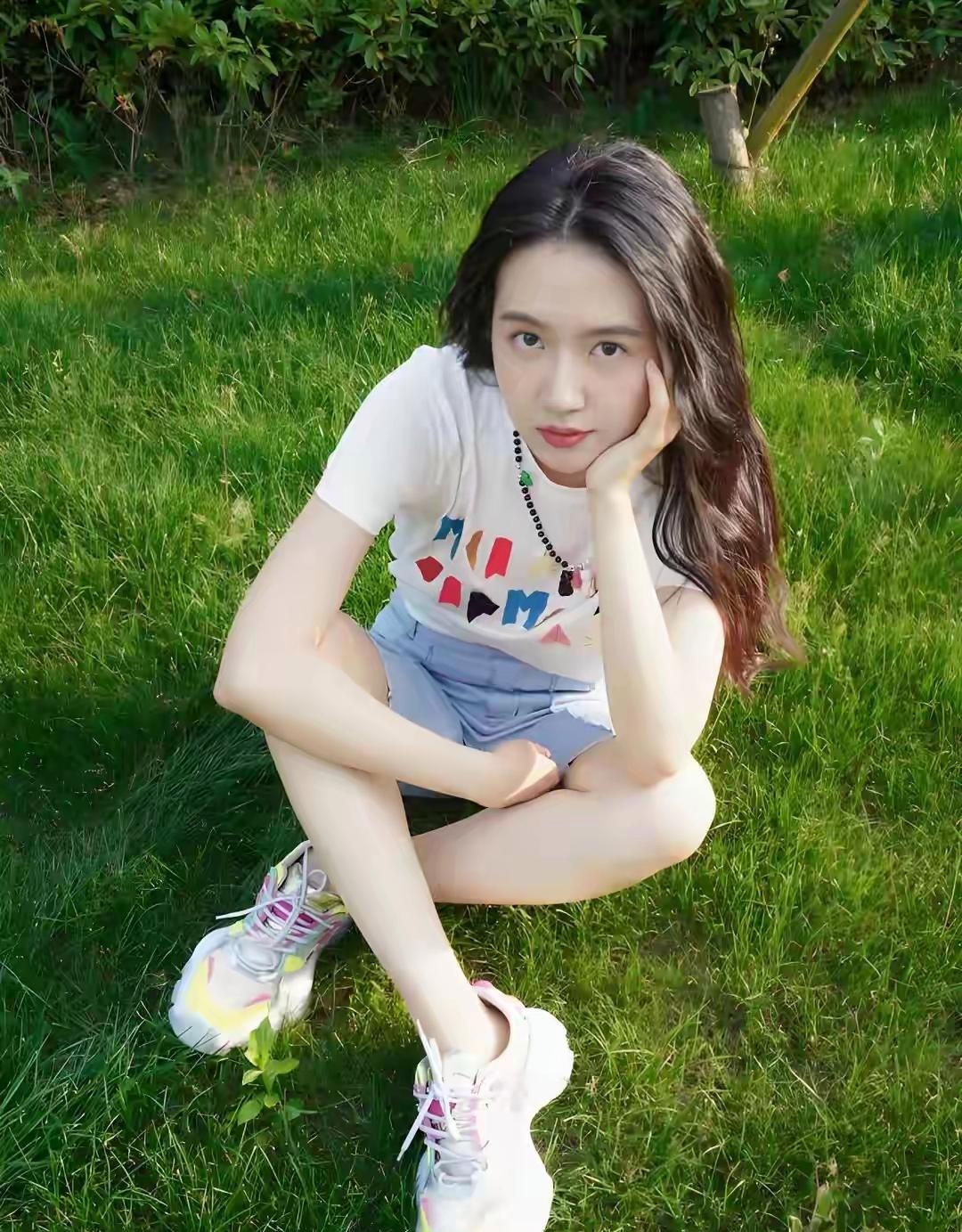 许龄月于五中尽显灵动美艳瞬间俘获众人目光
