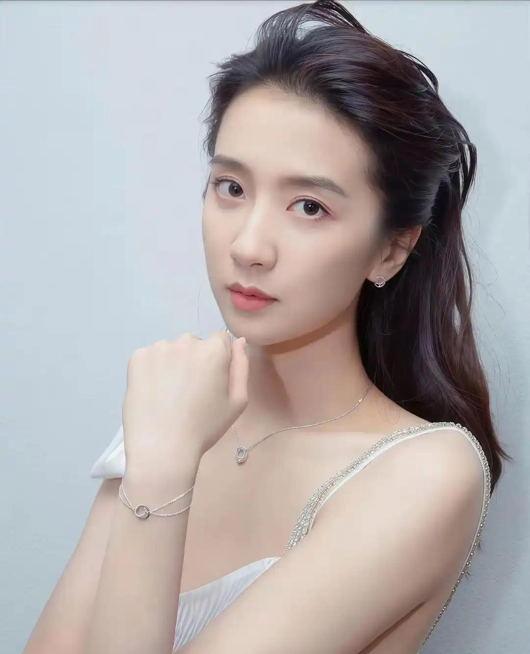 许龄月温婉灵动眉眼含情尽显卿本佳人的绝代风华