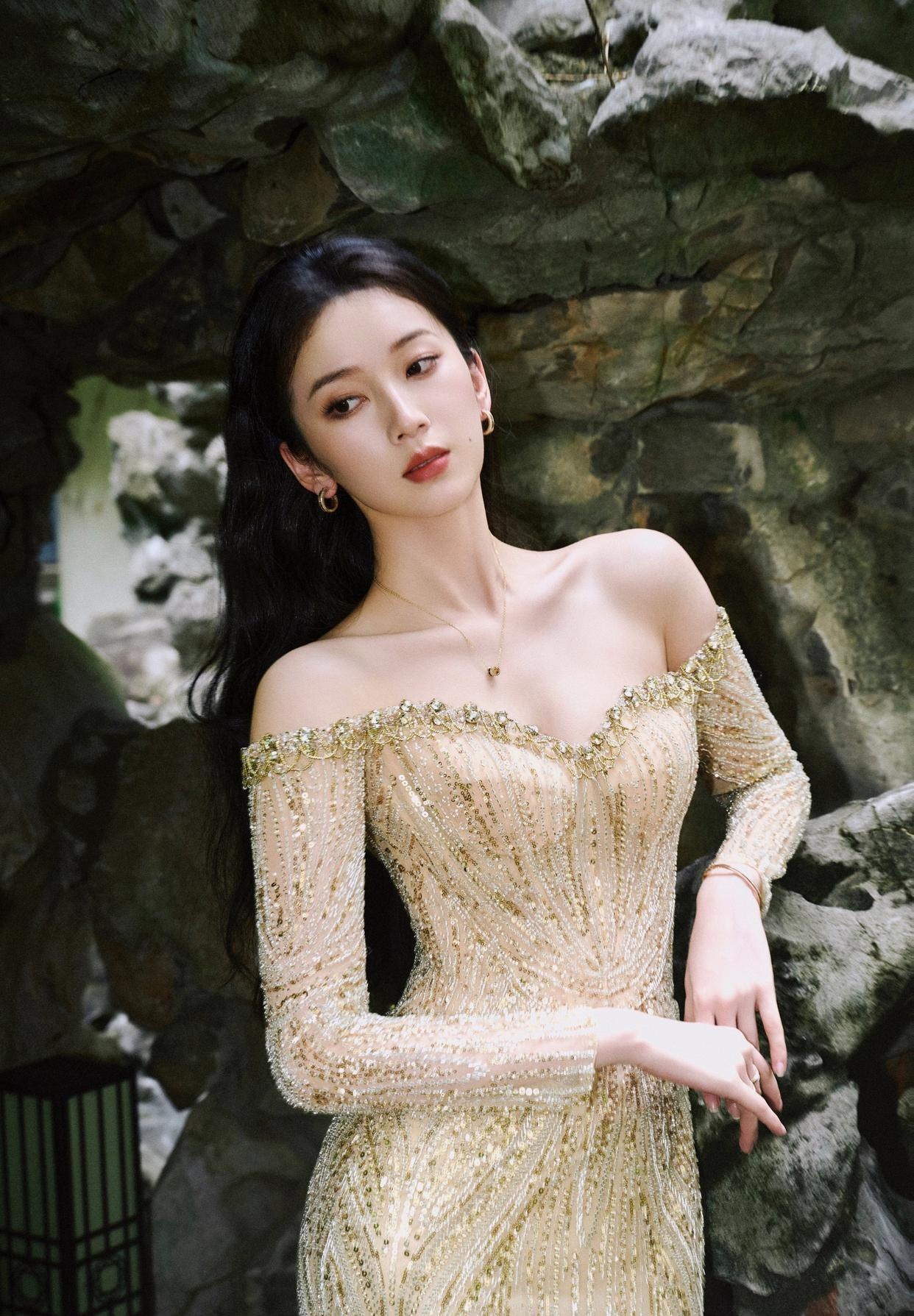 刘令姿宛若江南灵动少女銮金入梦尽显温婉仙气