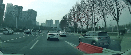 压线变道还强超？3秒被举报，交警还查到这些证据！-有驾