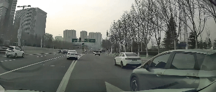 压线变道还强超？3秒被举报，交警还查到这些证据！-有驾