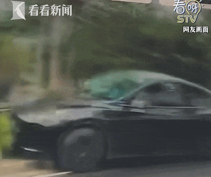 SUV高速失控“腾空”骑上轿车！刀片式超车惊魂瞬间，现场画面令人后怕-有驾
