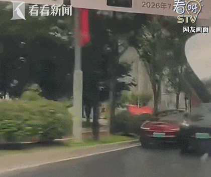 SUV高速失控“腾空”骑上轿车！刀片式超车惊魂瞬间，现场画面令人后怕-有驾