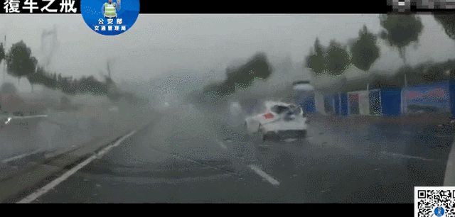 暴雨来袭雨天行车别硬扛！牢记3字“降速控距亮尾”3秒避险-有驾