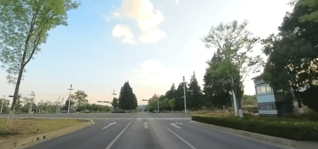 开车“蛇形走位”别耍小聪明！实拍监控曝光：一次记6分罚款200元-有驾