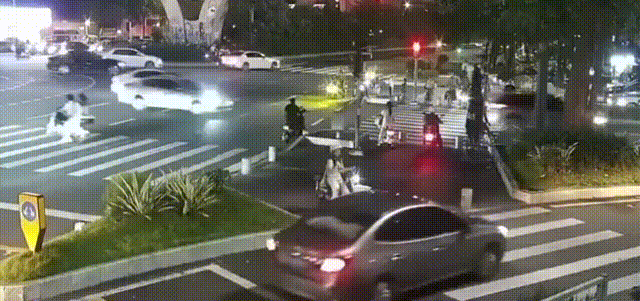 那天在高速公路行驶，前方那台银灰色的轿车突然像喝醉了一样，在车道中间画起了S型曲线，轮胎和隔离带尖锐的摩擦声隔着玻璃都听得清清楚-有驾