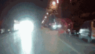 夜间行车如同走钢丝，远光灯一开安全感瞬间消失！你该如何应对这“致盲炸弹”？-有驾