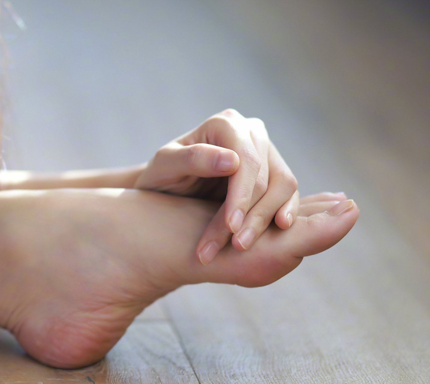 演员陈数光脚做瑜伽展示美腿玉足,2023年7月,陈数领衔主演的电视剧