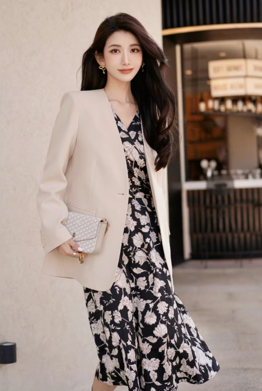 优雅碎花连衣裙搭配白色小西服,干干净净的配色 简约大气,干练又知性