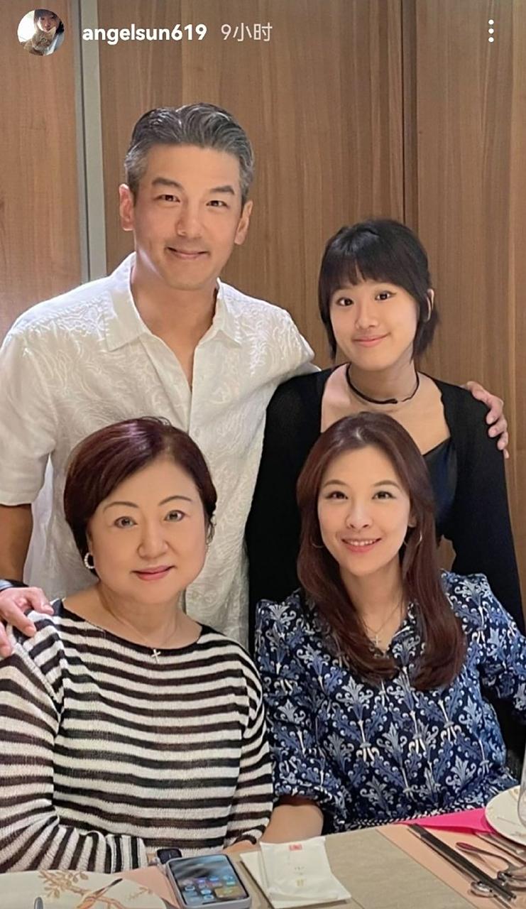 贾静雯大女儿晒与生父全家福,孙志浩现任妻子林若亚也出现在合照中.