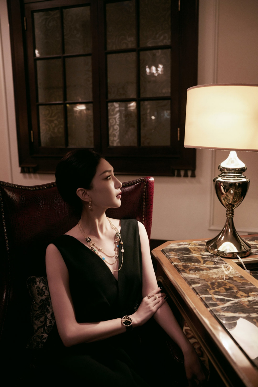 江疏影# 一袭白色深v连衣裙,肤白貌美的容颜,高贵冷艳的气质,婀娜