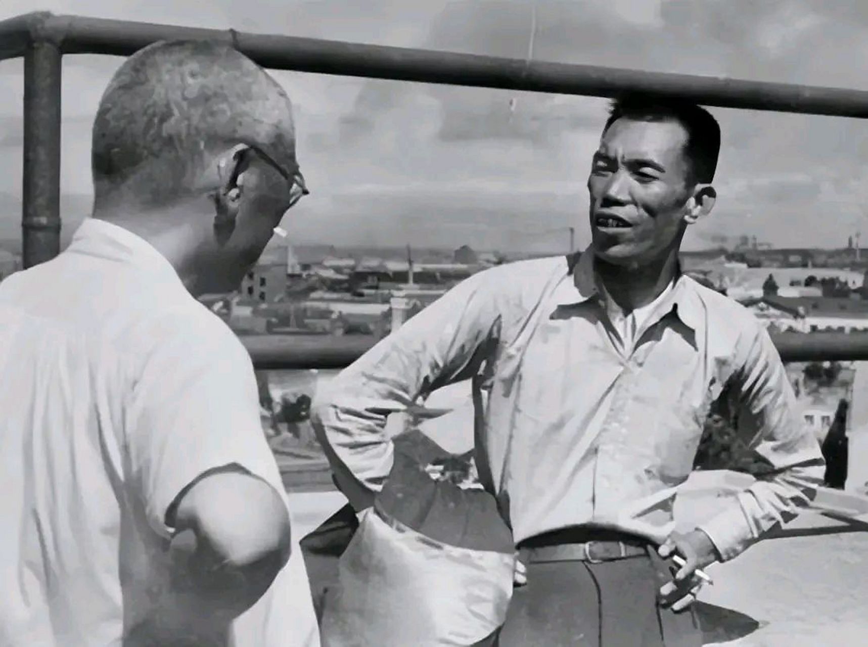 这是50年代,梁兴初将军,一张罕见的留影,穿着白衬衫,腰上扎着皮带