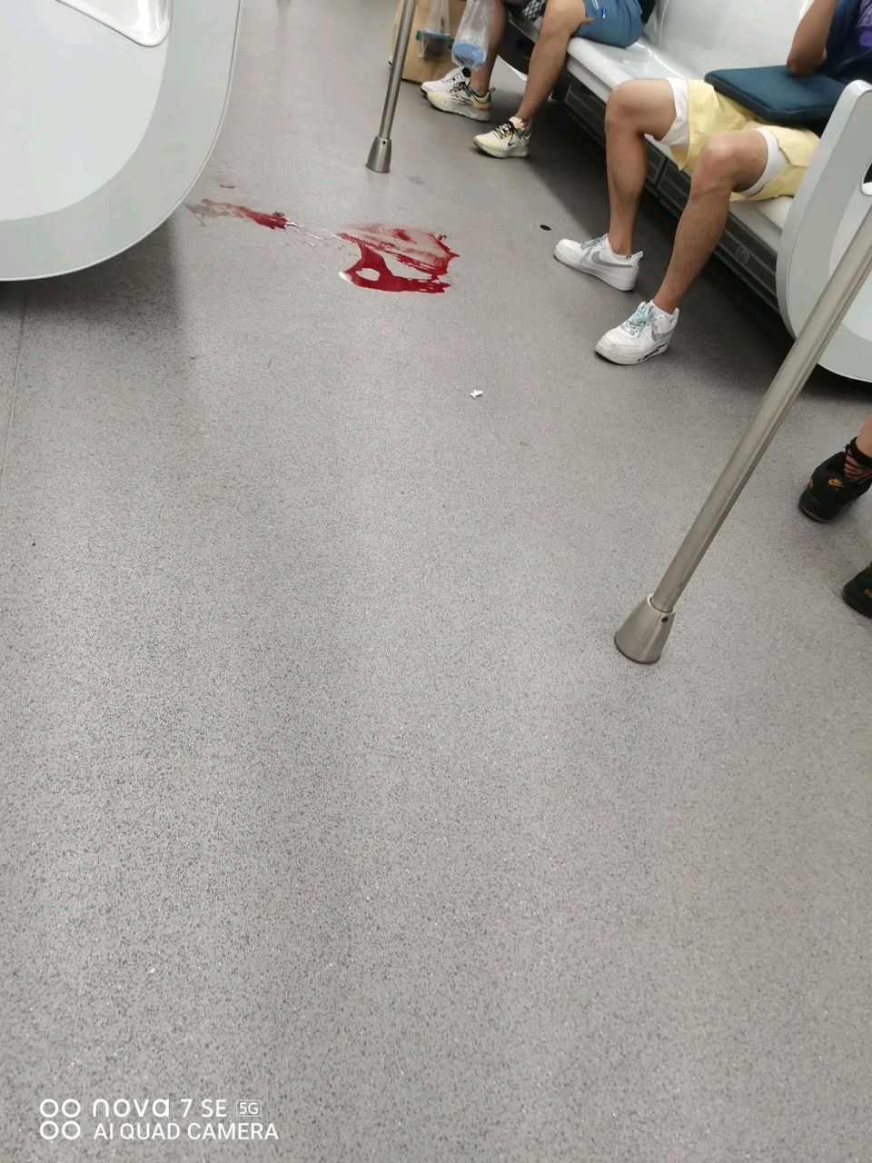 地铁二号线,有个女的突然吐血昏迷,直接倒在车厢地上,但是特别吓人,一