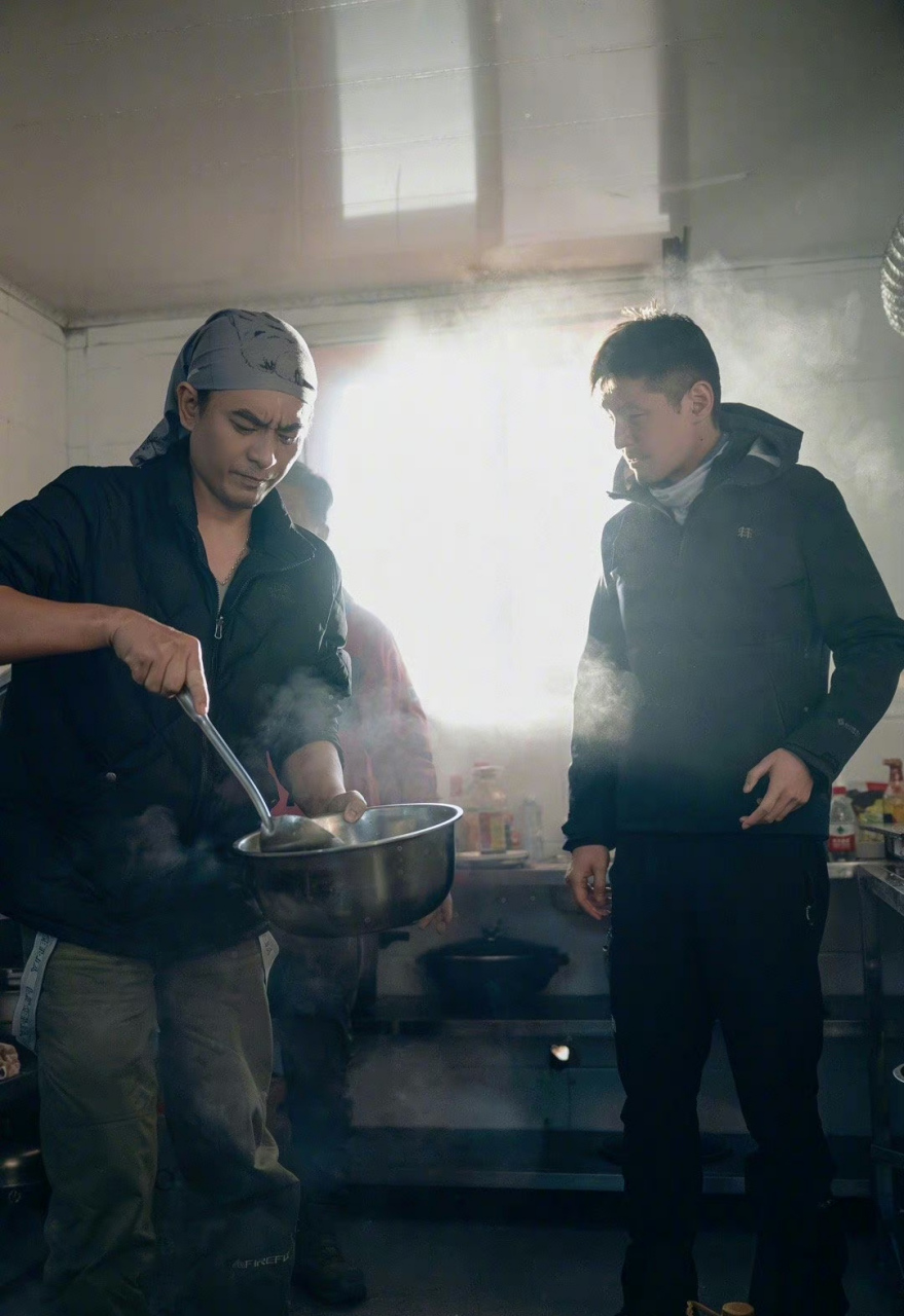 胡歌,陈龙共同参加《一路前行》公益纪实节目,目前正在青海可可西里