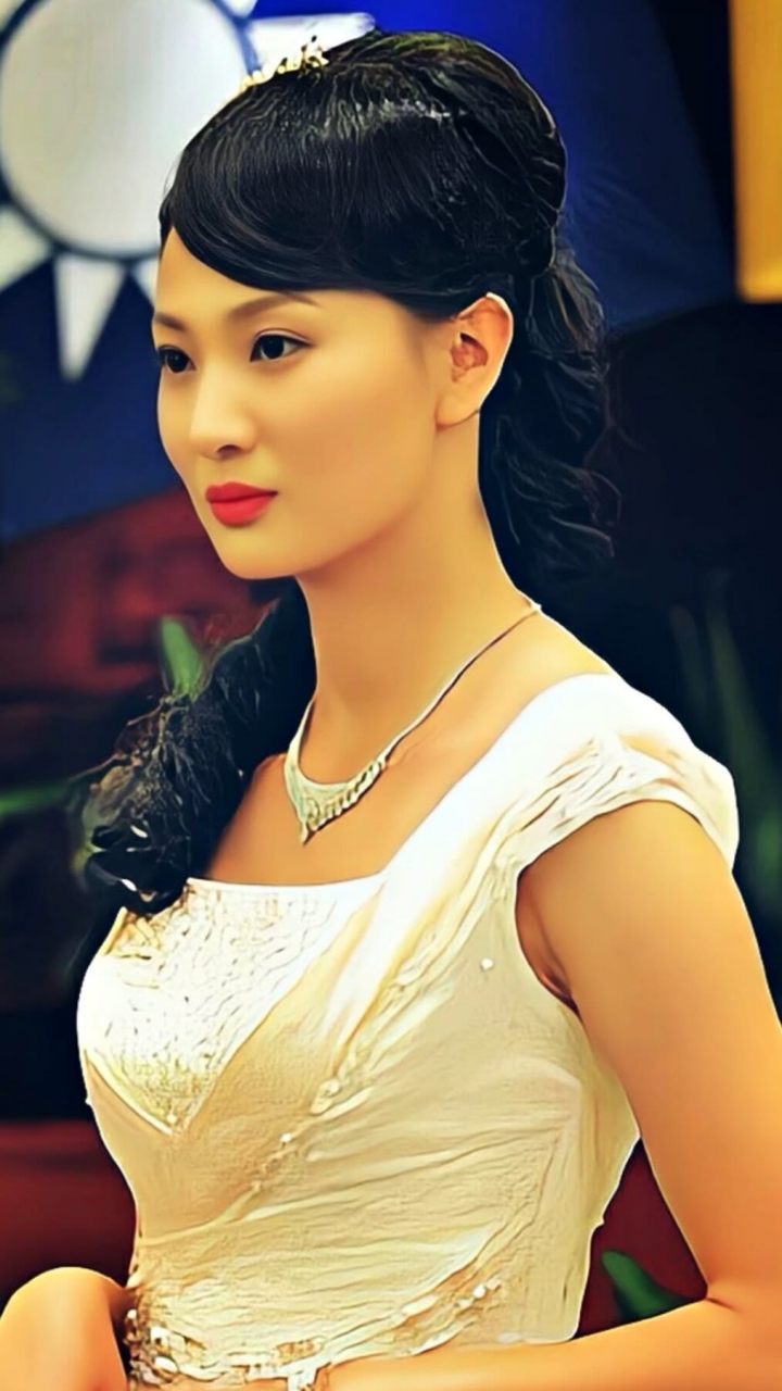 特种兵女神 #侯梦莎,1985年8月16日出生于辽宁省大连市,毕业于南京