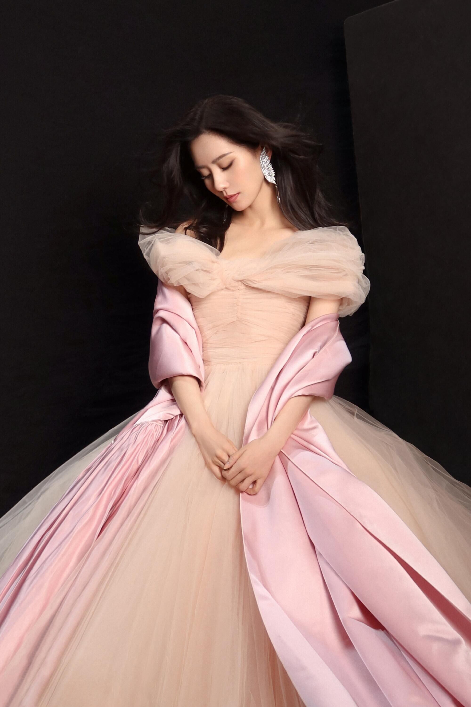 又被刘诗诗美到了,穿高定礼裙优雅且端庄,真好看