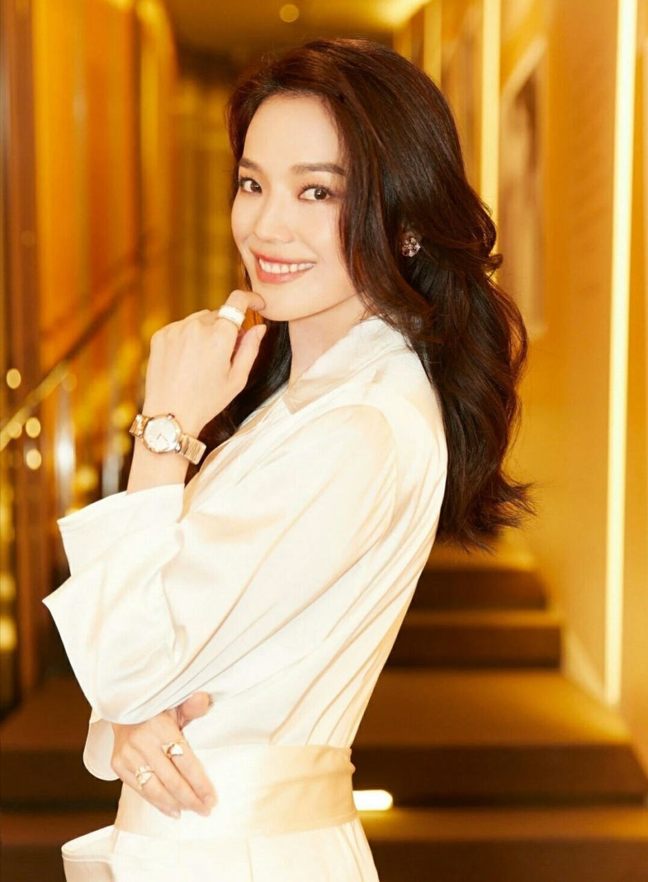 舒淇的美是大方的,是大气的,一直以来都散发着熟女的气息.