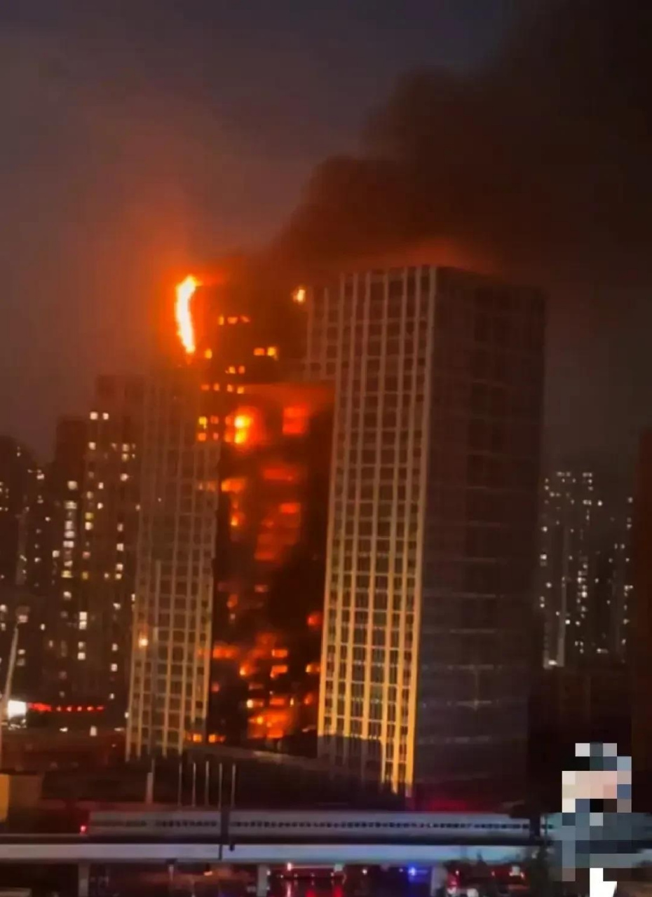 大连"大裤衩"大楼失火# "着火啦,着火啦,快救火啊!