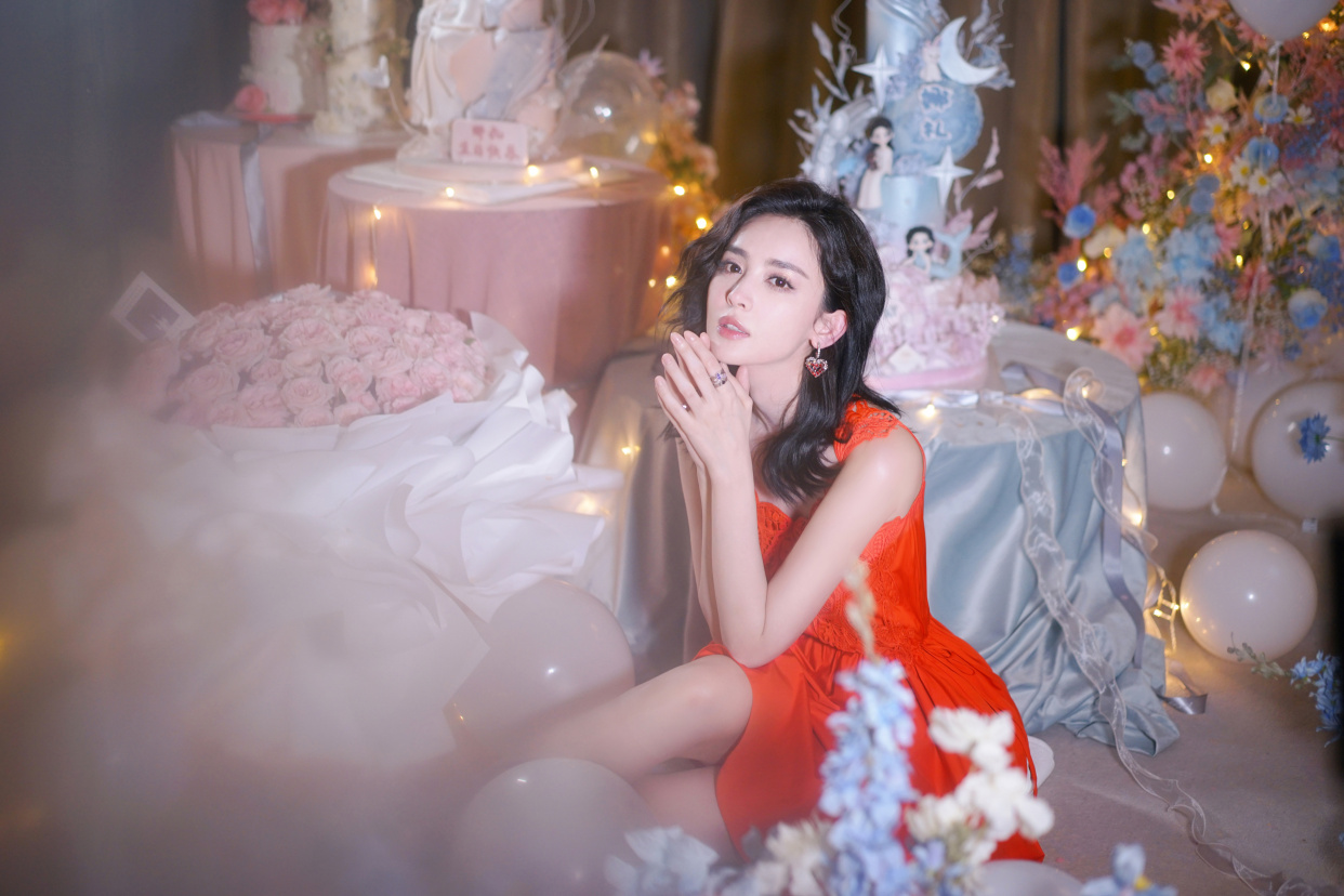 古力娜扎生日写真,红裙优雅,性感迷人