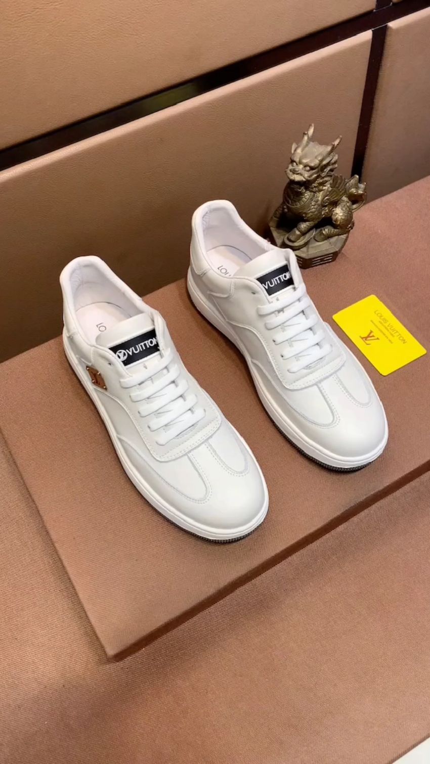 路易威登男士小白鞋干净利落
