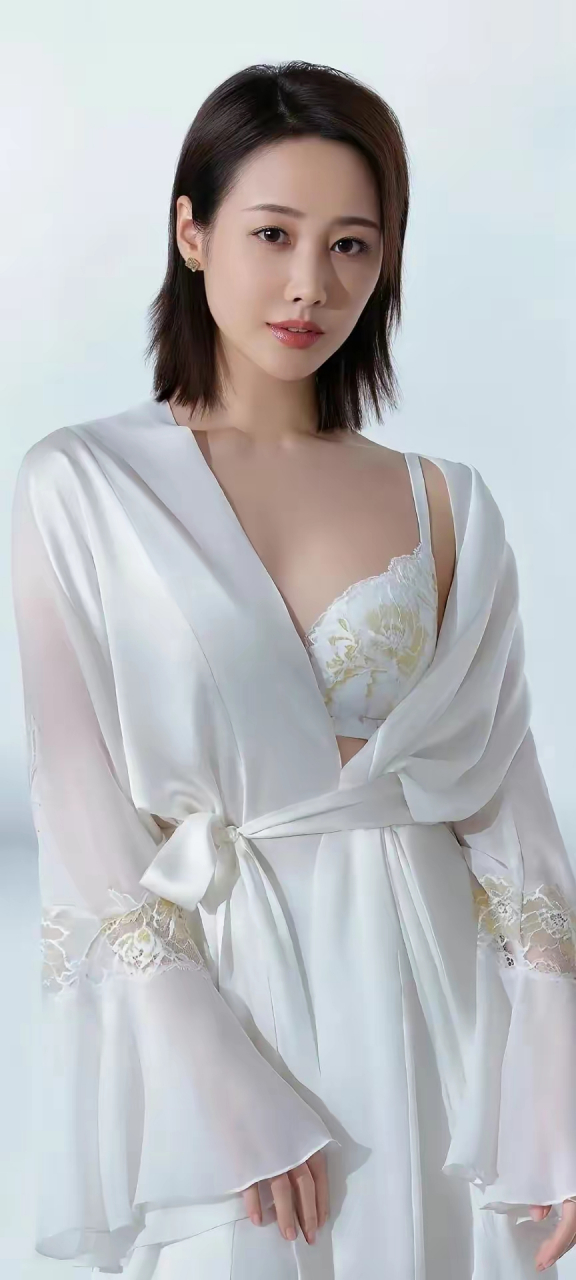 性感女神李纯内衣写真集,#好身材性感女神# 这身材真的太好了,超美的