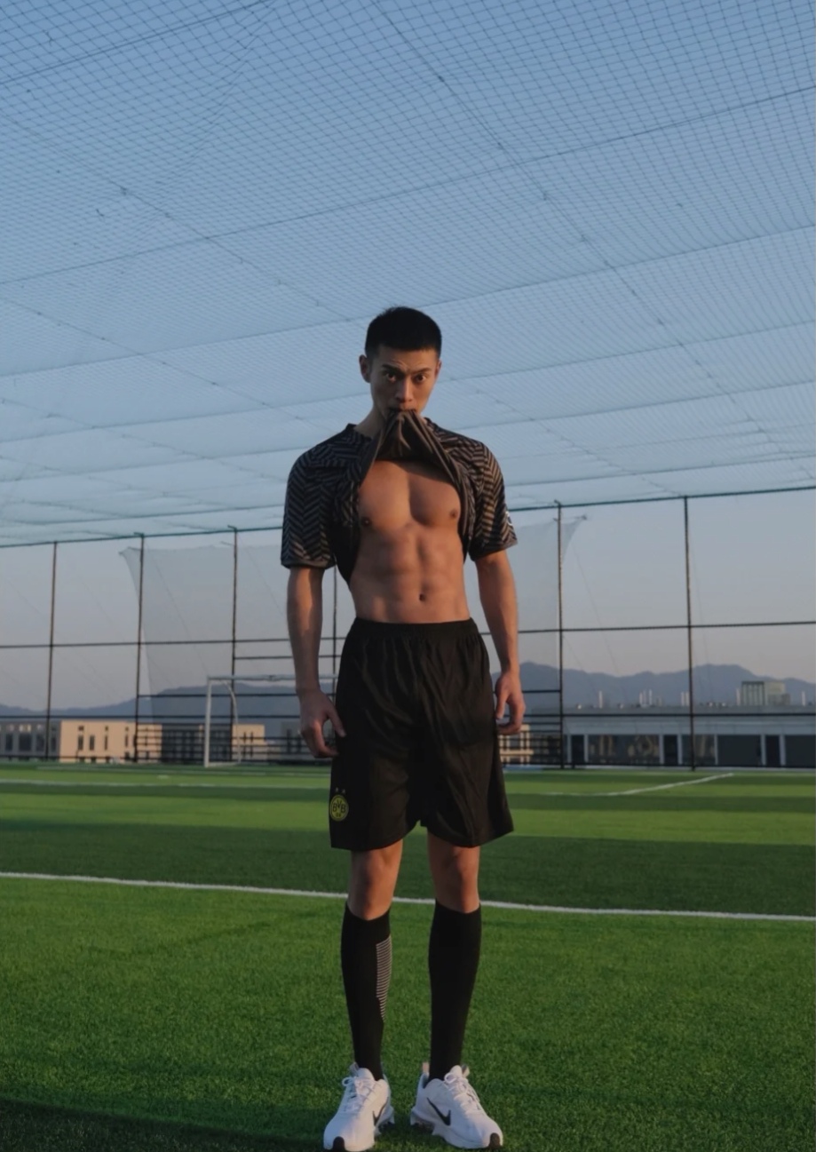 这枚黑皮足球运动员秀起身材来有点野