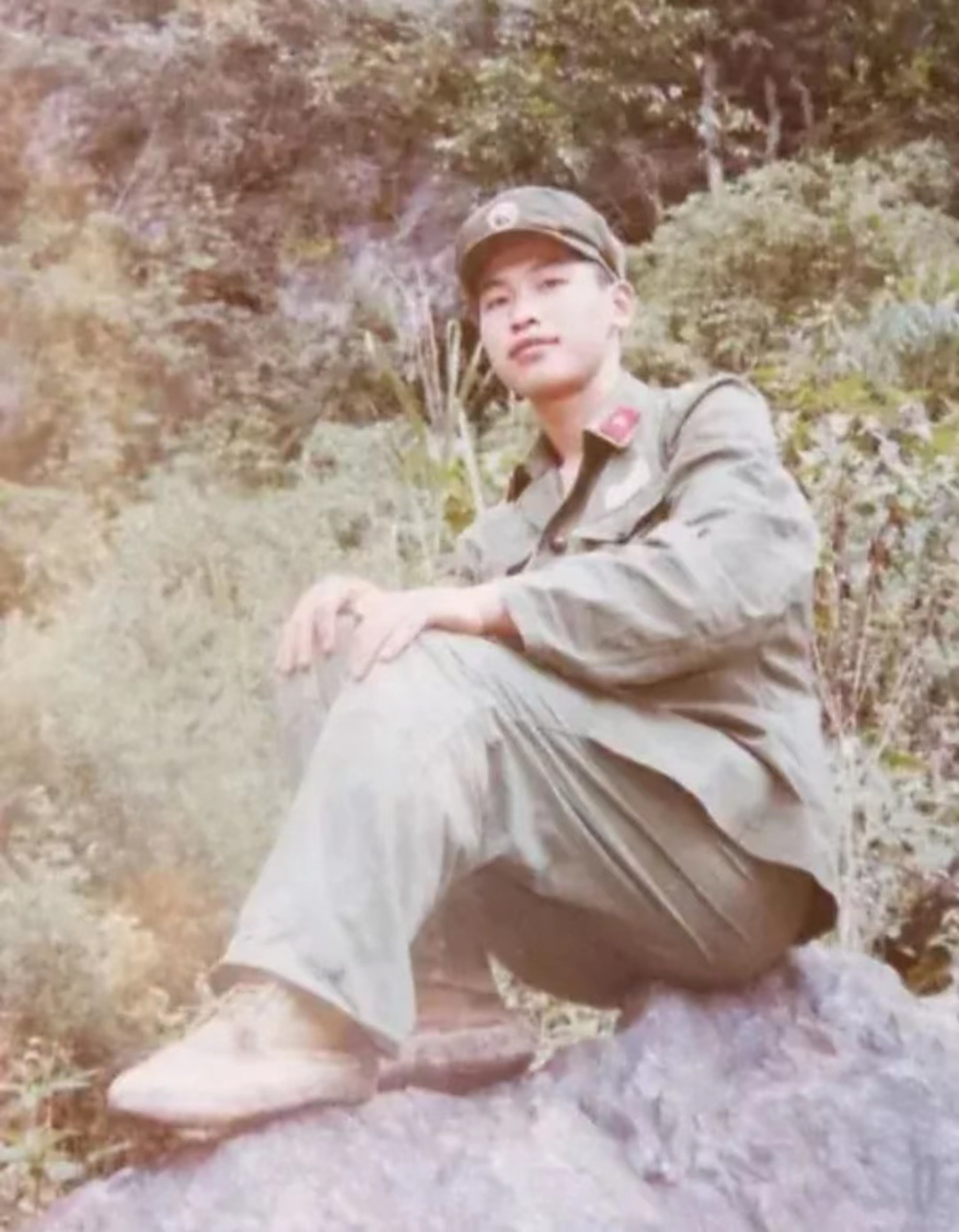 1985年,李庆轩参加越战,上战场前,不抽烟的他却在口袋里放了两包烟.