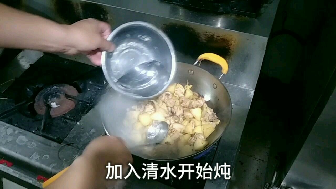 饭店老师傅给同事加餐,土豆炖鸡块家常菜,熟悉的味道