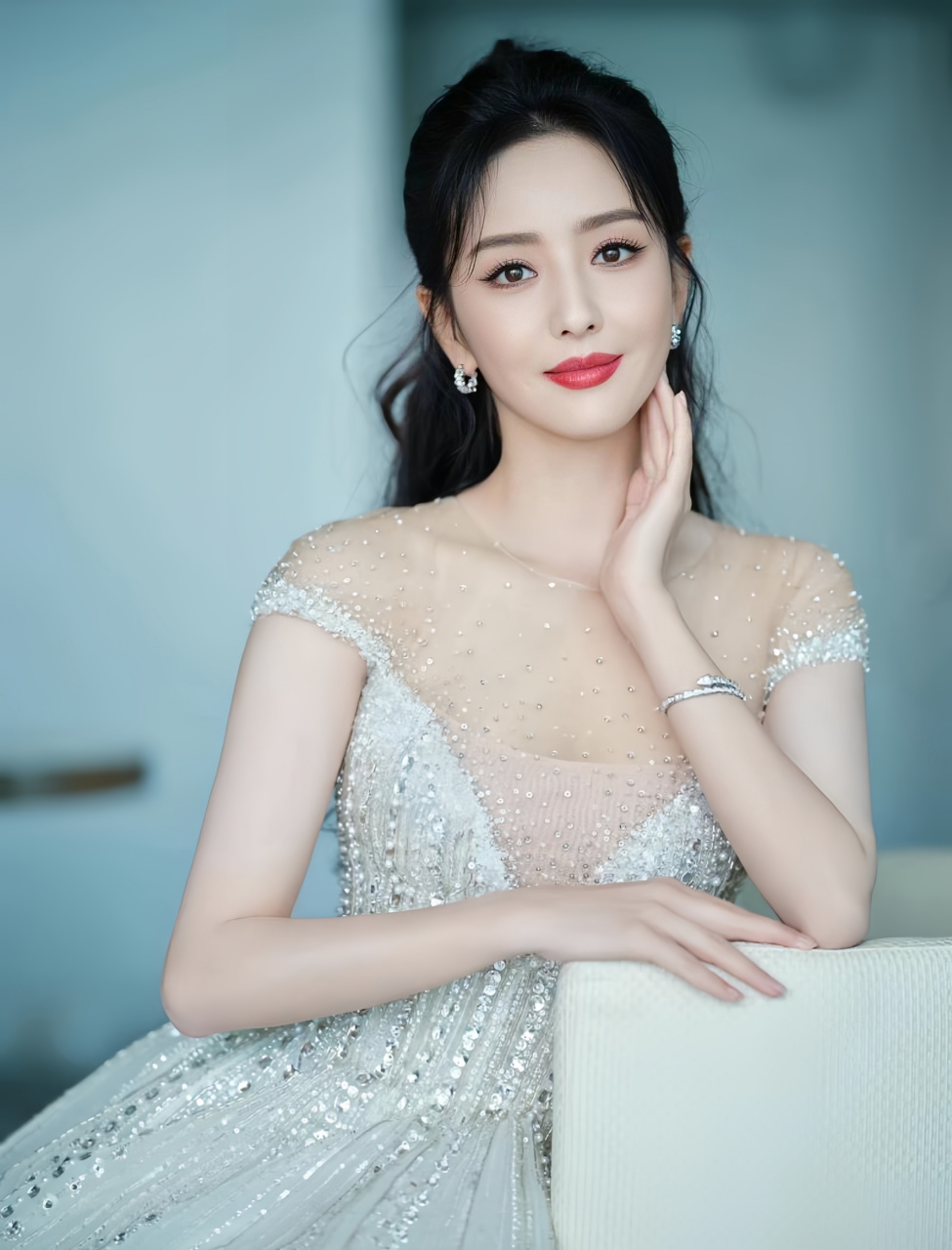 佟丽娅身穿白色闪钻仙女纱裙,宛如童话中的公主般美丽动人