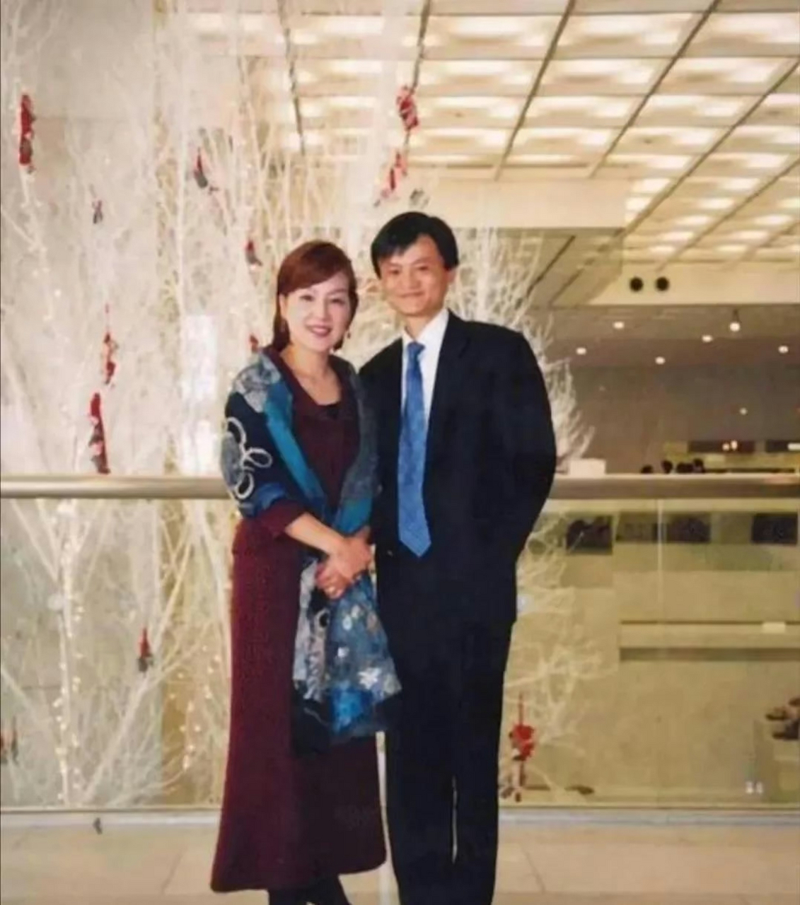 这是马云和他的妻子吧?看起来好搭哦,女生优雅得体,太有气质了!