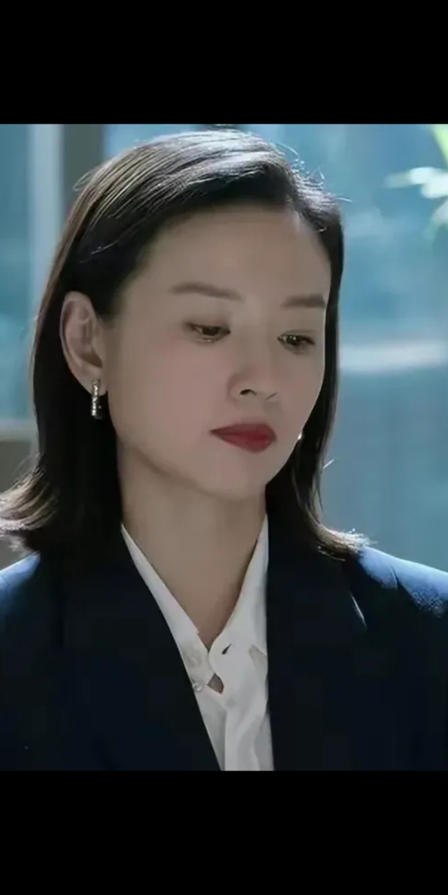 1980年出生的董洁,曾经是很多人心目中的白月光,她的如百合花那般清.