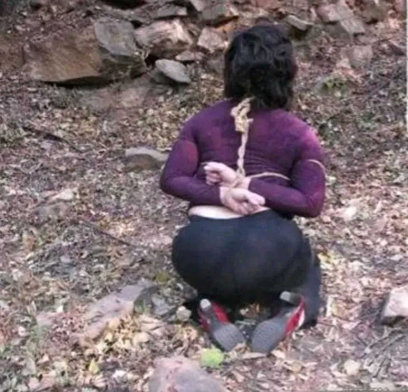 1996年,在四川某刑场上,这名女死刑犯即将被执行死刑.