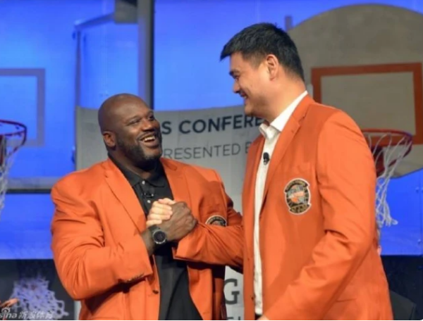 奥尼尔体型有多庞大?和这四位合照,显得太"娇小"