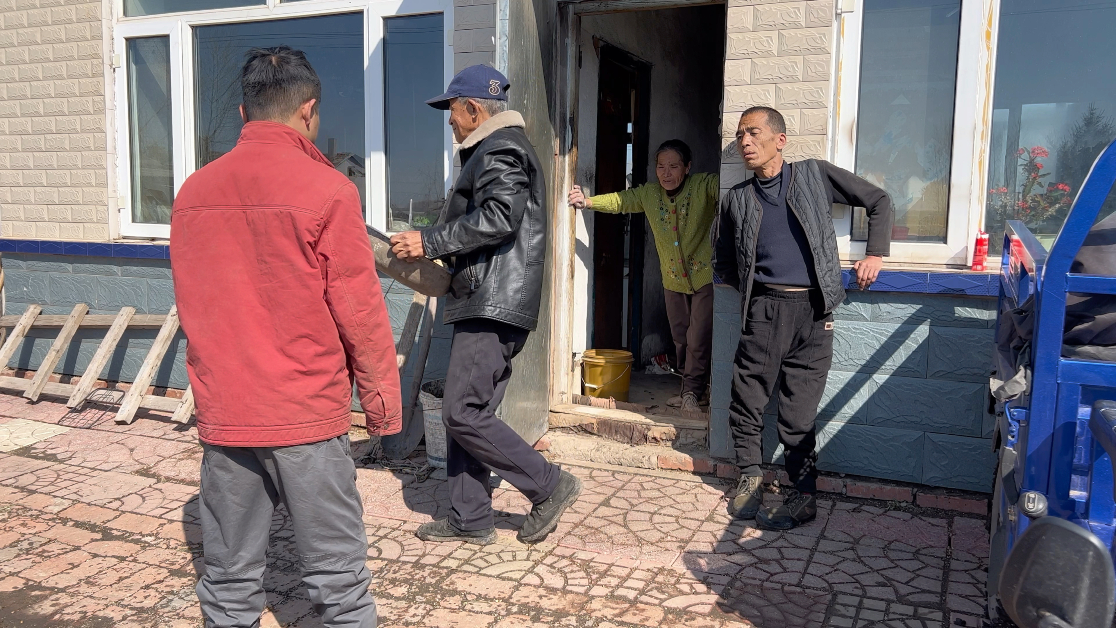 来自长辈无私的爱,姥姥炒一盘黄瓜和鹅蛋,自己却舍不得吃一口