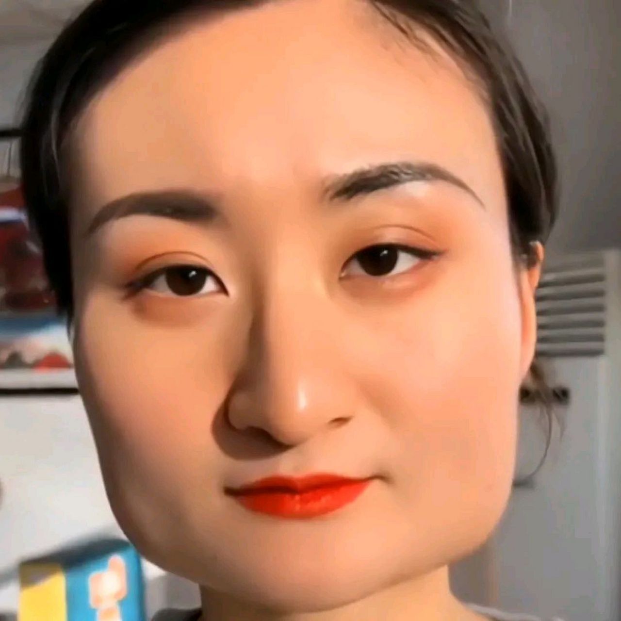 第一名是方块脸,也叫麻将脸,缺乏柔和的线条美,显得呆板.