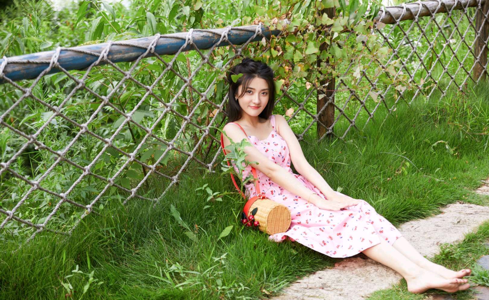 梁洁金秋写真,樱粉色吊带裙俏皮可爱,小小樱桃点缀清甜少女感